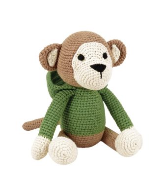 Handgehaakte knuffel 'Sebastian the Monkey' van Woolie, zittend tegen een witte achtergrond, met een bruin-witte vacht en een groen gebreid truitje met capuchon.