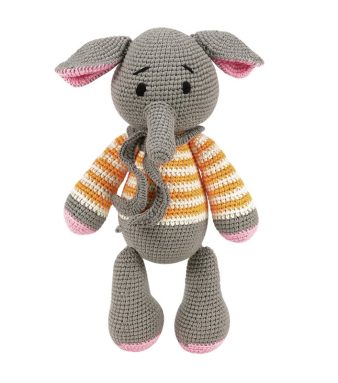 Detailfoto van William de gehaakte kinderknuffel met close-up van de zachte textuur.