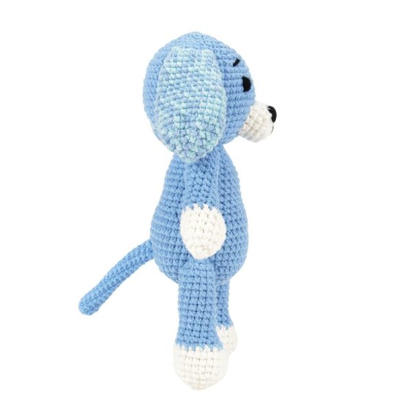 Rechterzijaanzicht van Lucas de hond, de handgemaakte gehaakte kinder knuffel.