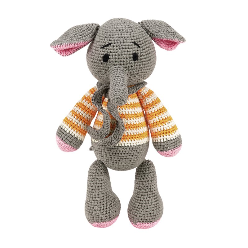 Detailfoto van William de gehaakte kinderknuffel met close-up van de zachte textuur.