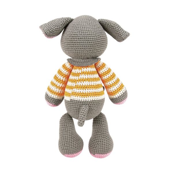 Achterkant van William de gehaakte kinderknuffel met zicht op de nette afwerking.