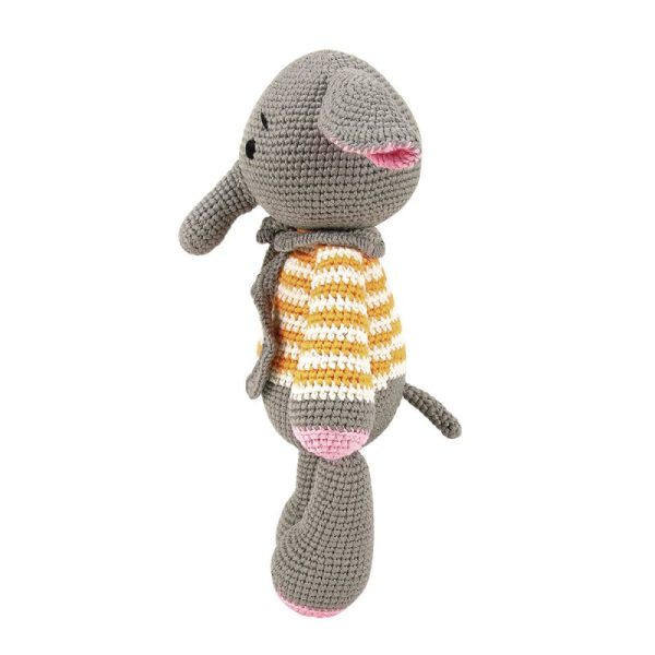 Linkerzijaanzicht van William de gehaakte kinderknuffel met focus op het silhouet.